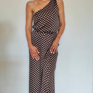 The Colette Set Summer Edition by SYD — top asymétrique une épaule et jupe satin marron imprimé petit pois — atelier Casablanca Maroc