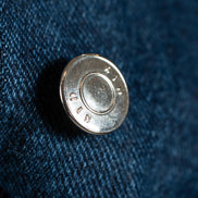 Détail veste structurée denim — couture en atelier — SYD STUDIO