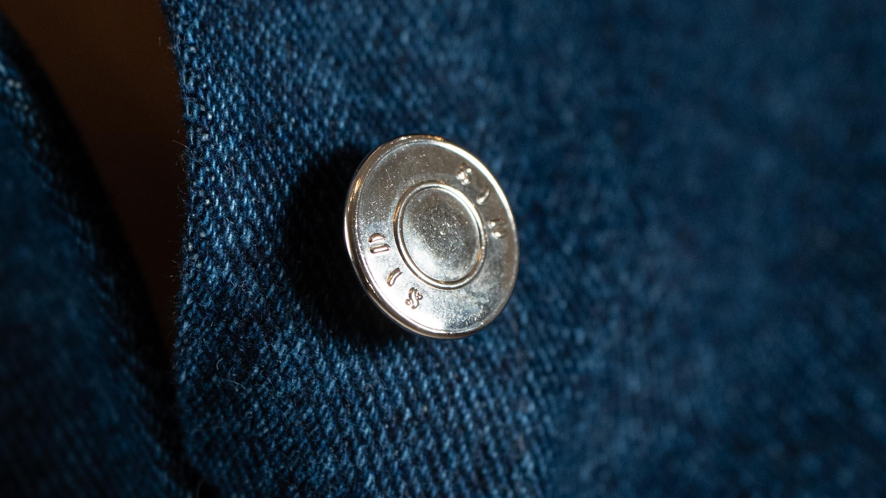 Détail veste structurée denim — couture en atelier — SYD STUDIO