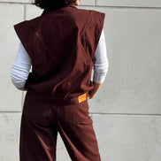 Veste denim chocolat sans manches portée — SYD STUDIO confection artisanale