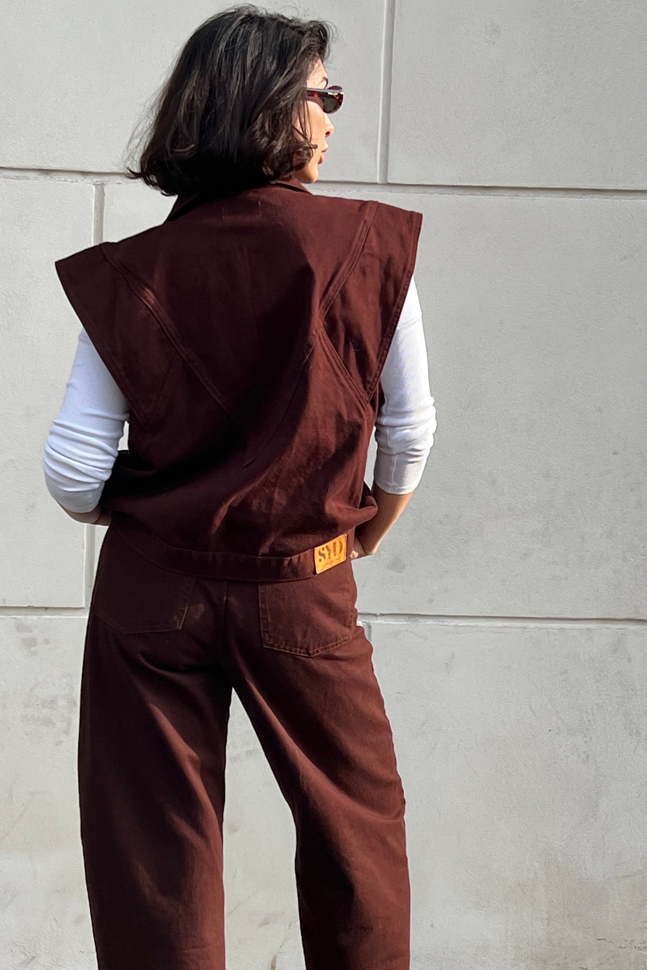 Veste denim chocolat sans manches portée — SYD STUDIO confection artisanale