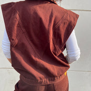 Détail veste sans manches denim chocolat — couture en atelier — SYD DENIM