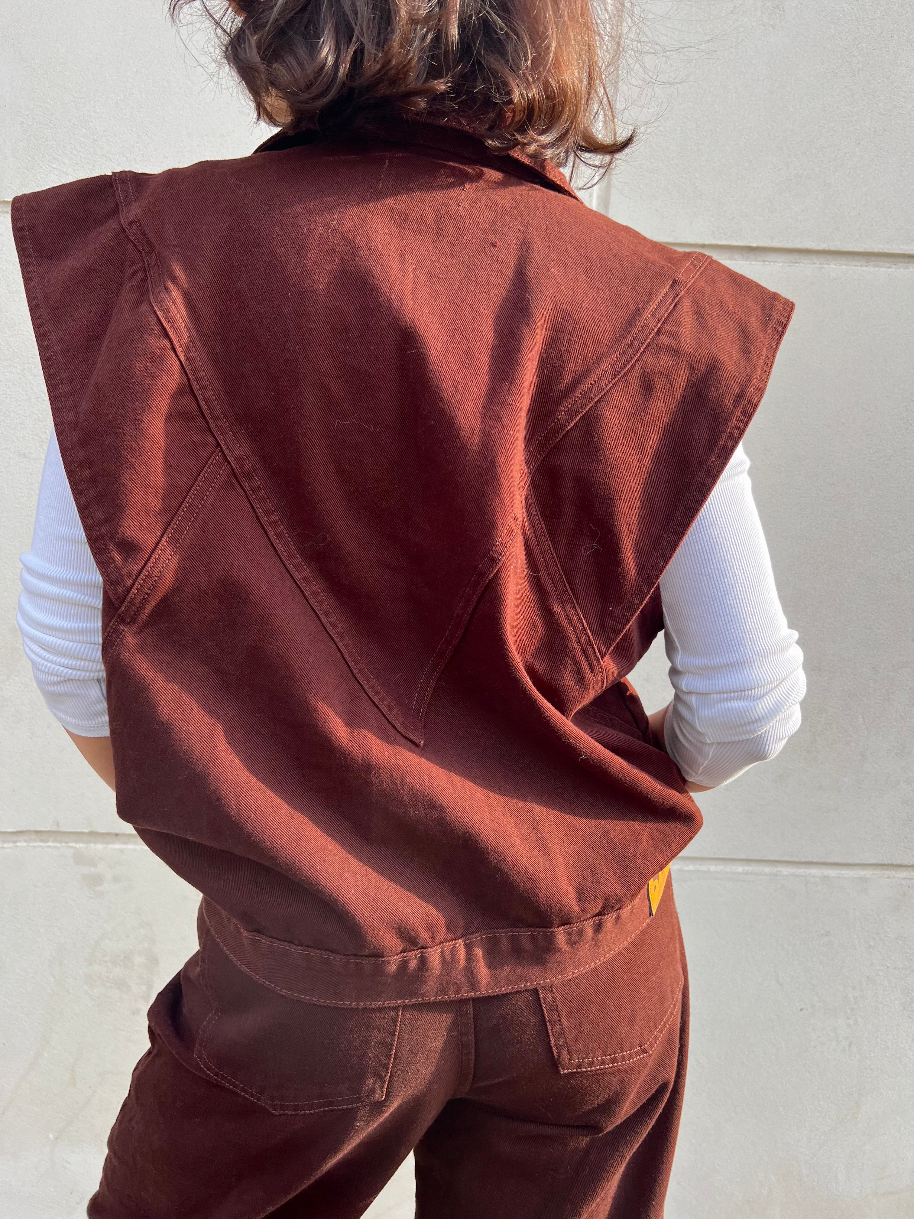 Détail veste sans manches denim chocolat — couture en atelier — SYD DENIM
