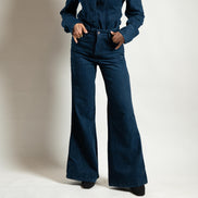 Détail flare denim — couture en atelier — SYD STUDIO Casablanca