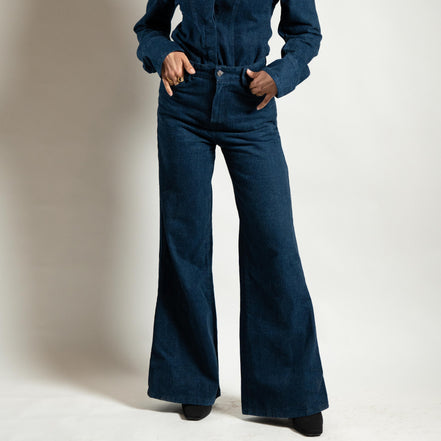 Détail flare denim — couture en atelier — SYD STUDIO Casablanca