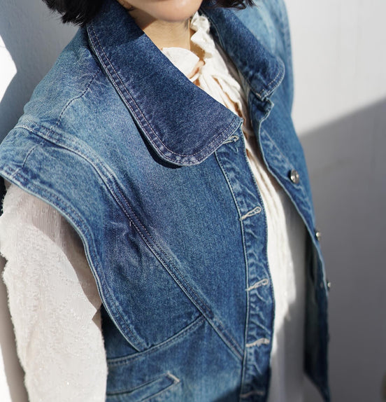 Gilet denim oversize porté — vue de face — SYD DENIM atelier Casablanca